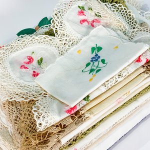 Lote de Servilletas, Carpetas y Mantel de Hilo Blanco con Decoración Floral - imagen 3