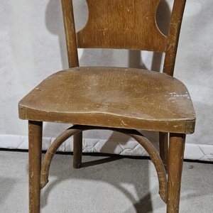 Lote siguiente: Silla de madera