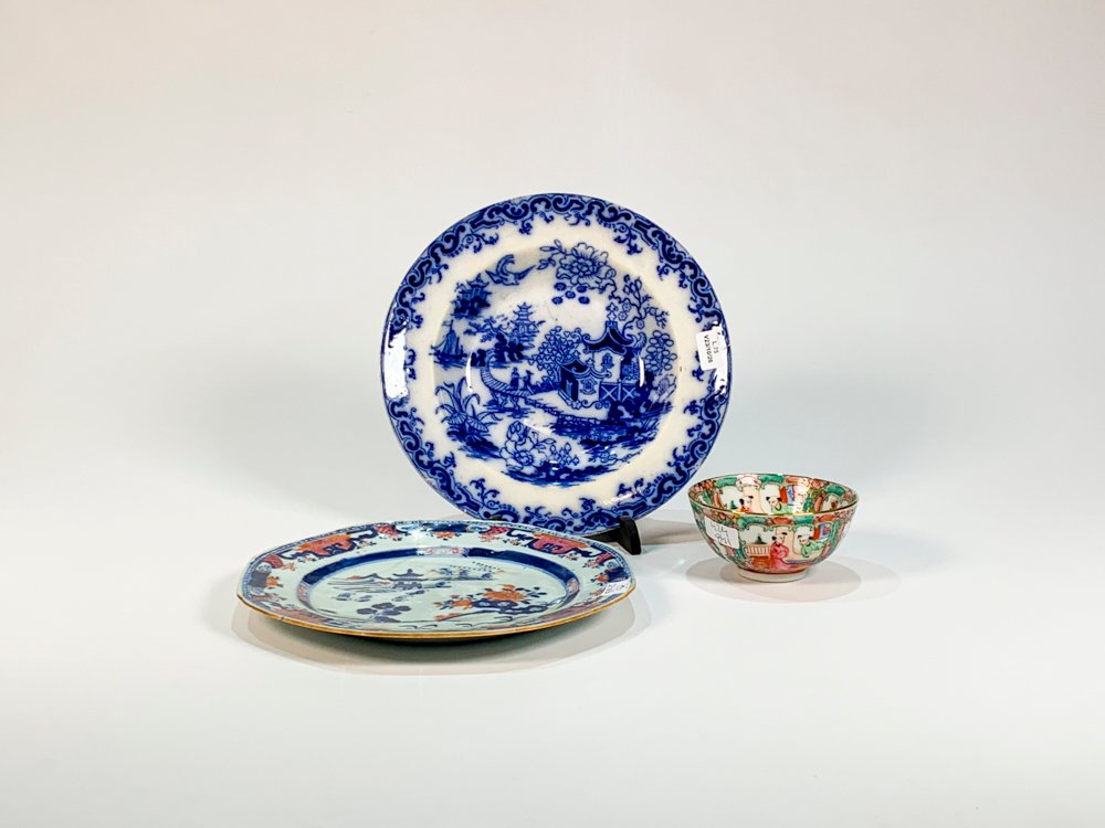 Tres Piezas de Porcelana Oriental Chinaiserie y Floral