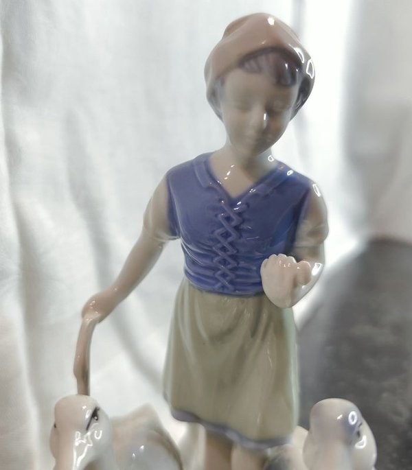 Porcelana Alemana Gerold #4902 de Niña con Gansos - imagen 3