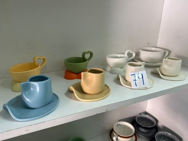 Juego de 8 Tazas con Platillos de Colores