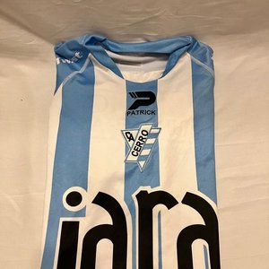 Lote anterior: Camiseta Oficial de Fútbol Club Atlético Cerro N° 4 Patrick Talle M/L