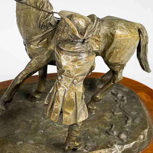 Bronce firmado, escultura de hombre y caballo con llamada a la libertad - imagen 4
