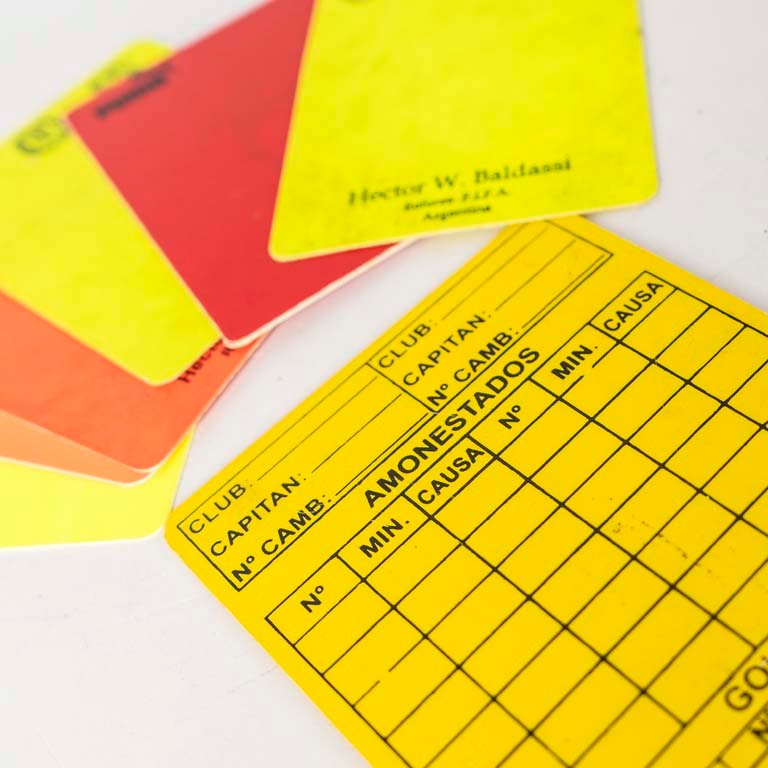 Tarjetas de árbitros internacionales de Argentina y Uruguay - imagen 2