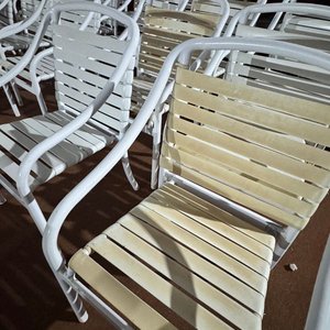 Sillas de Exterior de Aluminio Blancas con Cintas Desgastadas - imagen 6