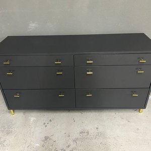 Cómoda Gris Laqueada MDF con 6 Cajones y Patas Doradas - imagen 1
