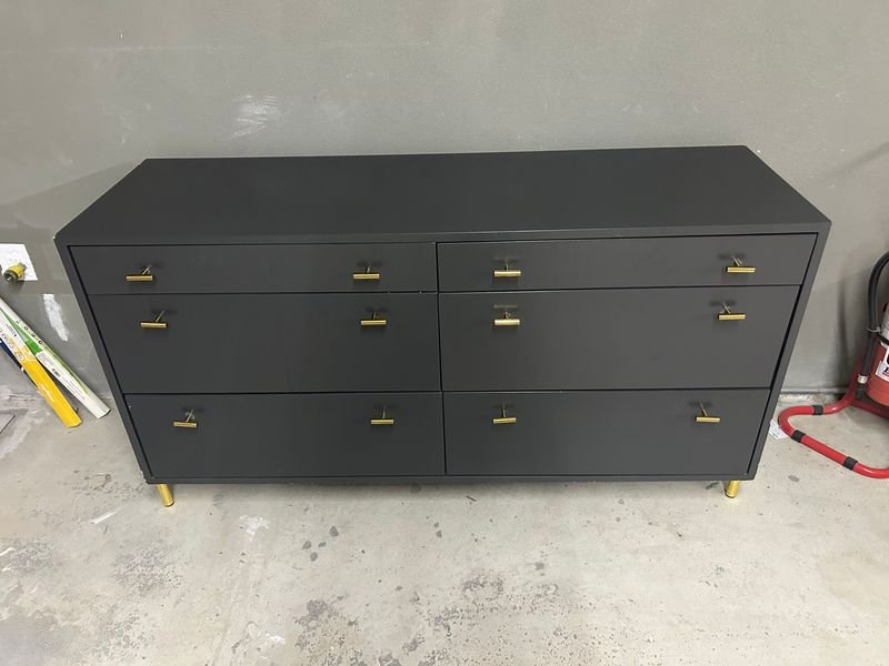 Cómoda Gris Laqueada MDF con 6 Cajones y Patas Doradas