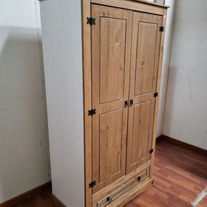 Ropero de madera tono castaño con puertas y cajón - imagen 3