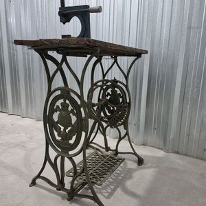Mesa de Trabajo Antigua con Prensa Manual de Palanca y Base de Máquina de Coser - imagen 2