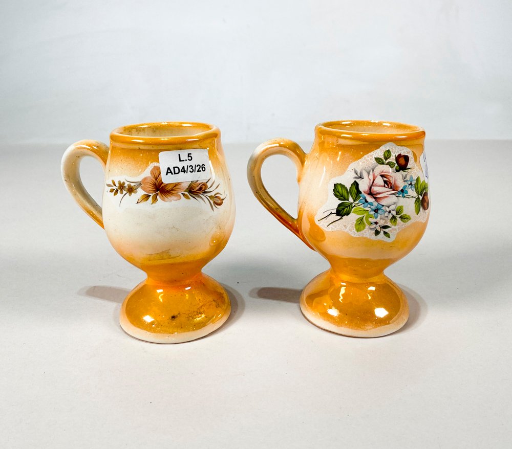 Dos copas de loza con diseño diferente y monograma - imagen 1