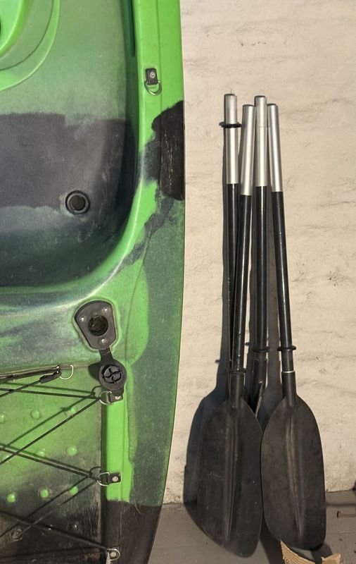 Excepcional Kayak para Poco Uso con Asiento Remos y Chalecos Salvavidas - imagen 4