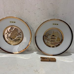 Lote siguiente: Dos Platos Decorativos con Baño de Oro "The Art of Chokin"