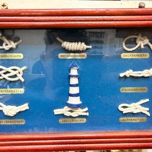 Cuadro Decorativo Nudos Marineros con Faro y Marco de Madera - imagen 4
