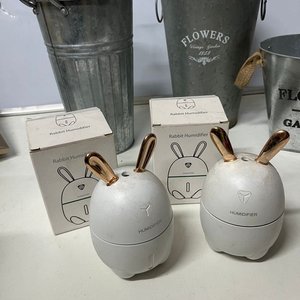Lote de 6 piezas: 4 floreros (3 chapa, 1 vidrio) y 2 humidificadores Rabbit - imagen 2