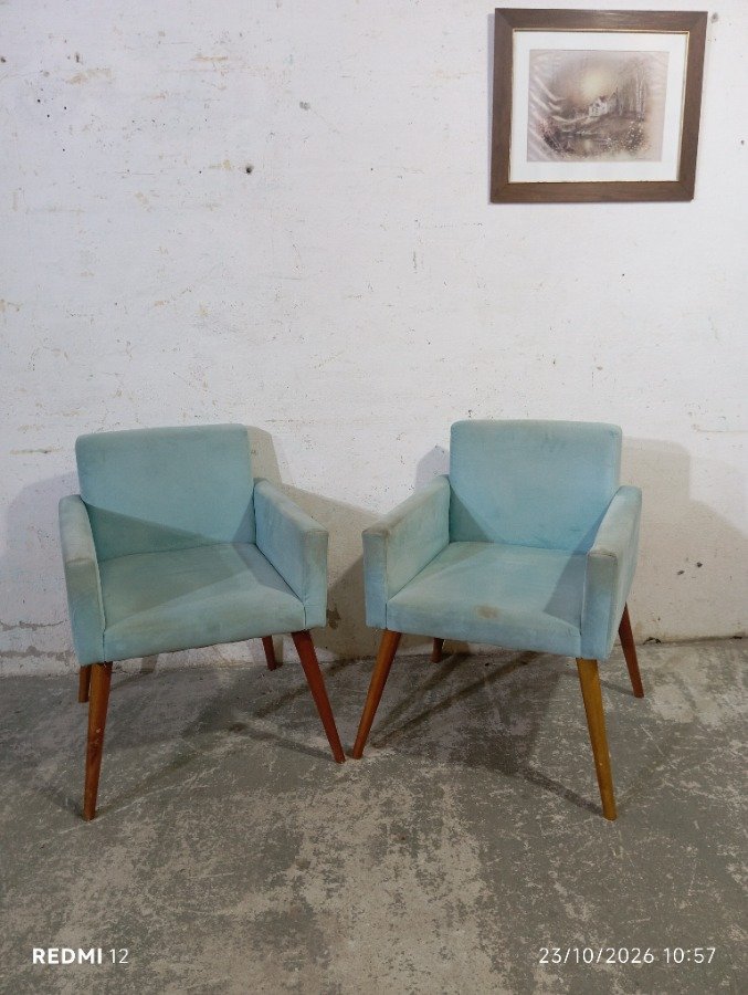 Par de Sillones Nórdicos Tapizados en Pana Celeste con Patas de Madera