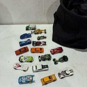 Lote siguiente: Lote de 17 autos a escala Hot Wheels