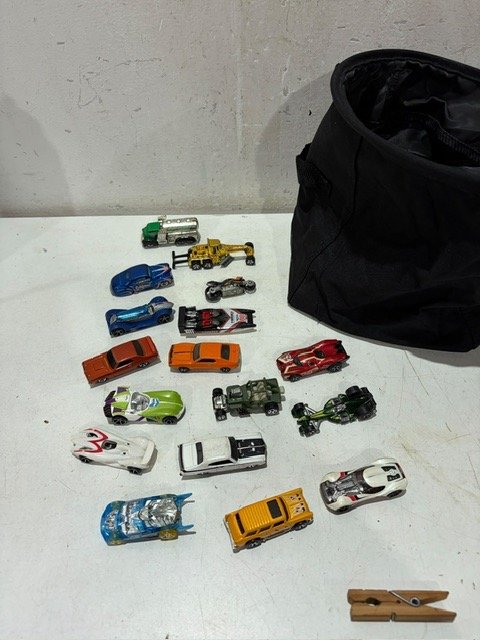 Lote de 17 autos a escala Hot Wheels