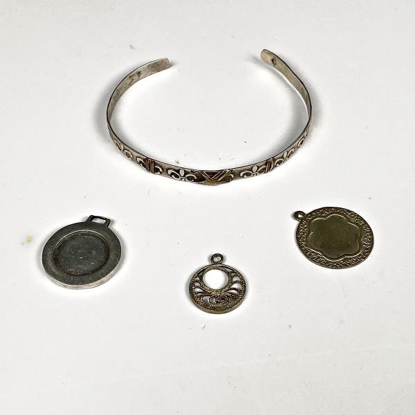 Pulsera y tres colgantes de metal y plata - imagen 1