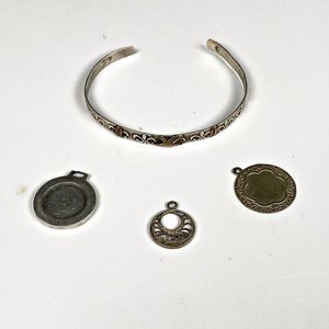 Lote anterior: Pulsera y tres colgantes de metal y plata