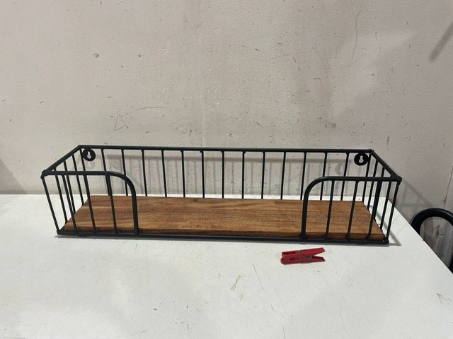 Lote siguiente: Repisa Muy Linda - Banco Antiguo con Objeto Rojo