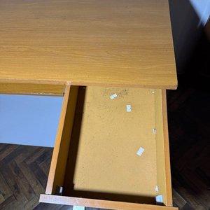 Escritorio de madera claro con cajón y espacio para teclado - imagen 3
