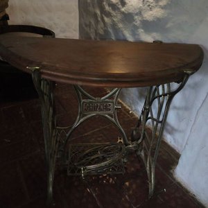 Lote siguiente: Mesita con Pie de Máquina de Coser Antigua Gritzner
