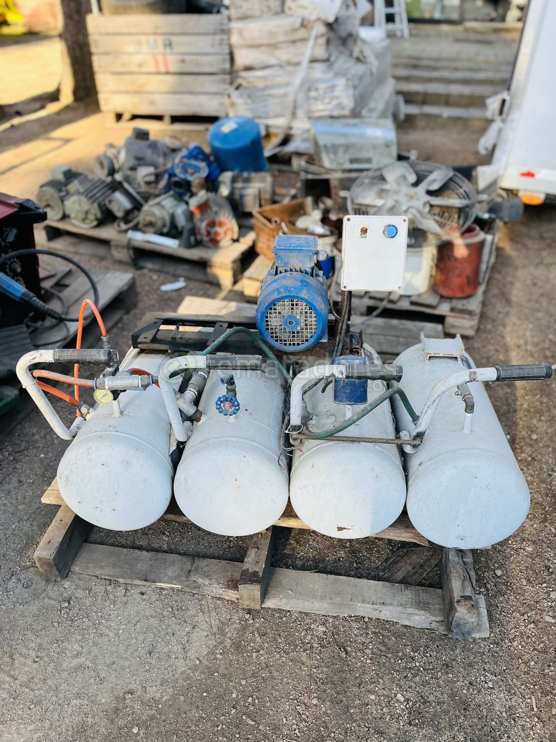Compresor de Aire Industrial con Cuatro Tanques