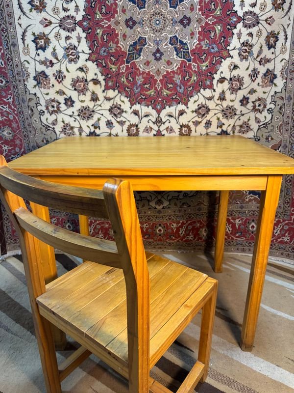 Mesa y silla en pino. Impecable estado! - imagen 1