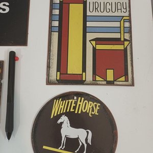 Lote de 8 Chapas Vintage: Indian Motorcycles, La Baguette, Montevideo, Punta del Este y más - imagen 5