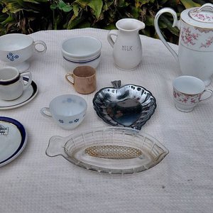 Lote anterior: Lote de Vajilla: Tazas, Tetera, Jarrita y Platos