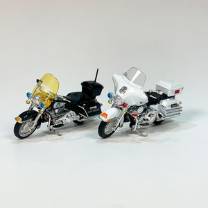 Lote siguiente: Dos Maquetas Maisto Harley Davidson Policía: Electra Glide Blanca y Road King Negra