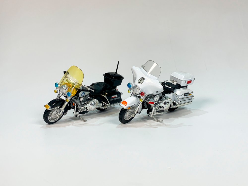 Dos Maquetas Maisto Harley Davidson Policía: Electra Glide Blanca y Road King Negra