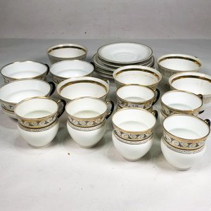 Lote anterior: Juego de 19 Tazas de Porcelana con Dorado y Platitos