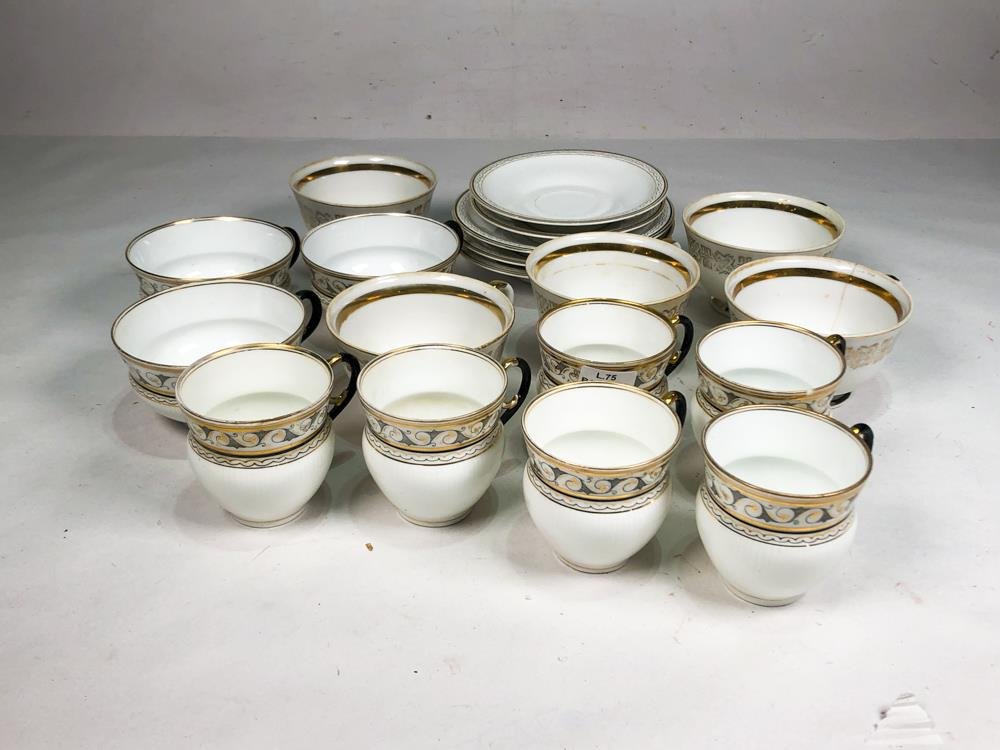 Juego de 19 Tazas de Porcelana con Dorado y Platitos