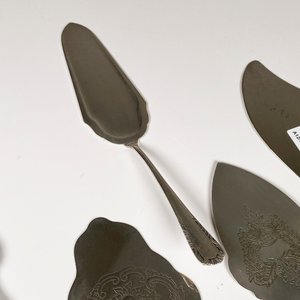 Seis Palas de Tortas Antiguas de Metal con Grabados - imagen 5