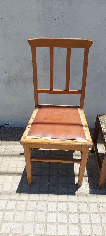 Silla y banqueta en madera, diseño antiguo - imagen 2