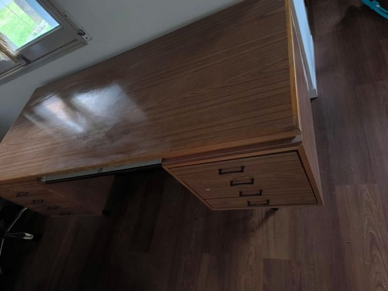 Escritorio de madera con ventana - imagen 2