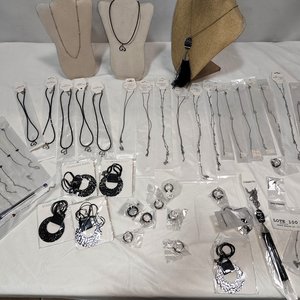 Lote siguiente: Lote de 50 Piezas de Joyería Nueva en Acero Quirúrgico: Collares, Aretes y Pulseras