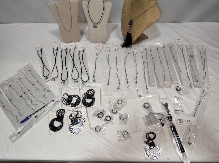 Lote de 50 Piezas de Joyería Nueva en Acero Quirúrgico: Collares, Aretes y Pulseras