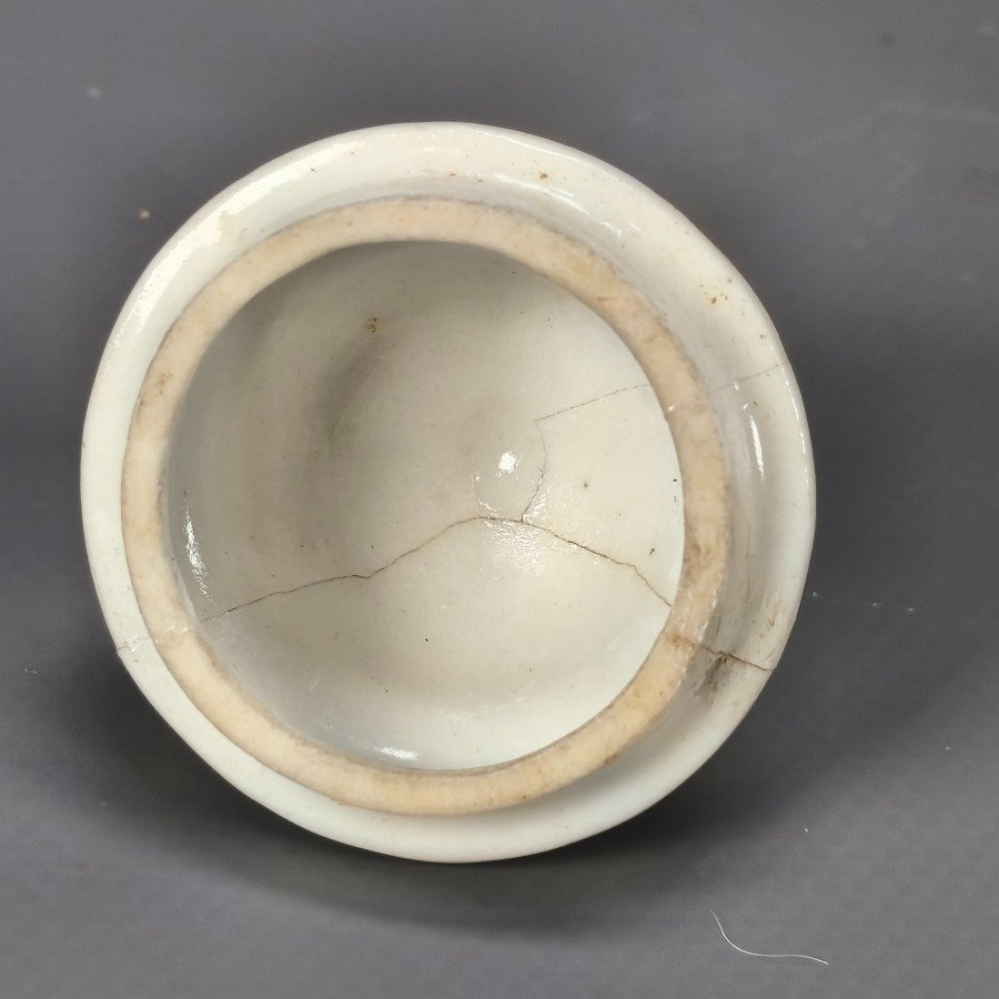 Vaso de porcelana con decoración floral y detalles pintados - imagen 9