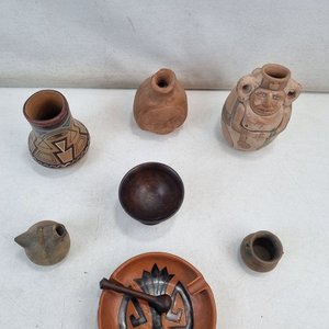 L 031 - Lote De 6 Piezas - Atractivo lote surtido de piezas en barro y terracota, incluyendo recipiente decorado con motivos geometricos, figura precolombina y mas, ideal para coleccionistas o decoracion (con signos de uso) - imagen 3