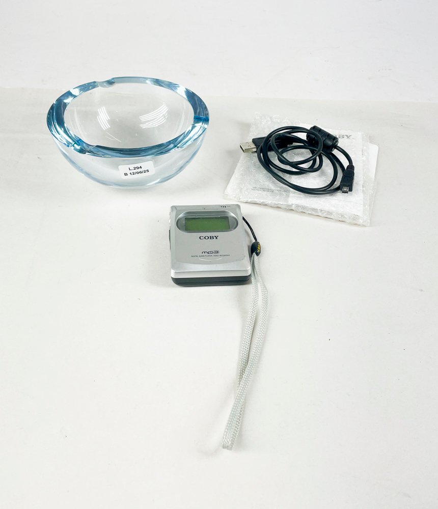 Lote siguiente: Reproductor de MP3 y cenicero en cristal