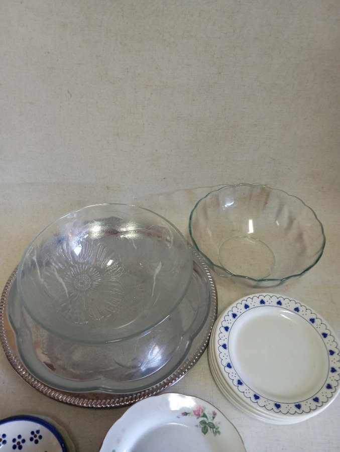 Bolsas y platos de vidrio en estantería - imagen 5