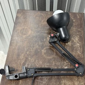 Lámpara de Escritorio Negra con Brazo Extensible y Abrazadera - imagen 3