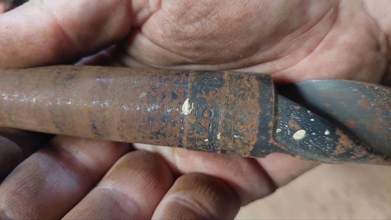 Lote siguiente: Mecanismo de metal con piezas mecánicas y herramientas