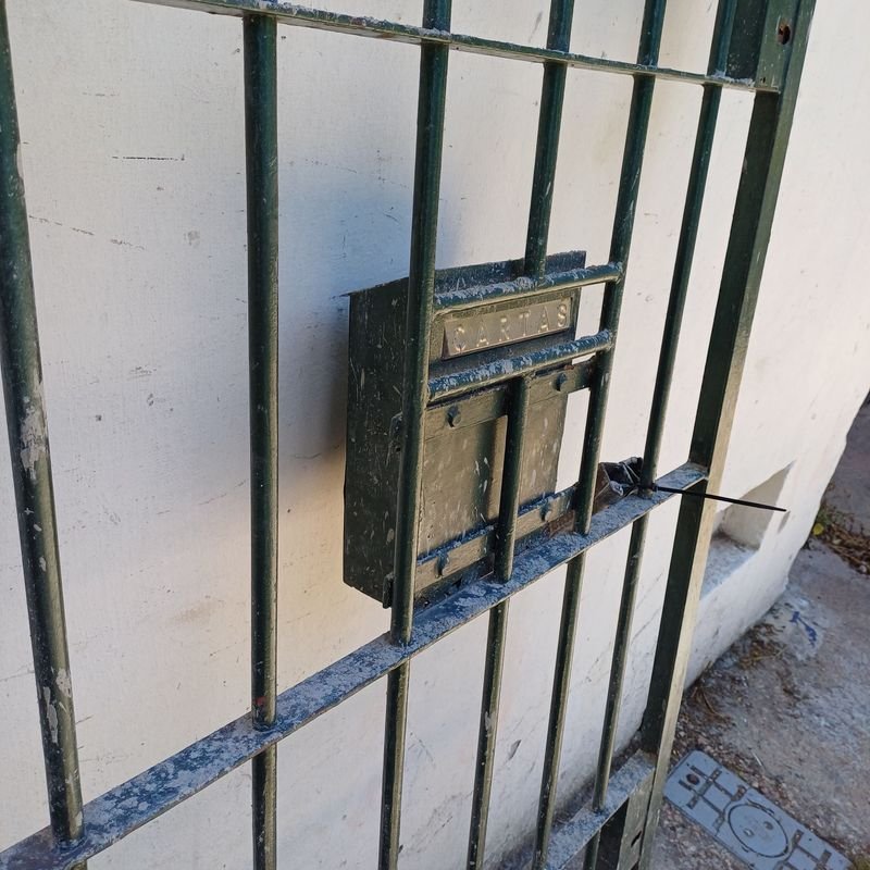 Puerta reja en varilla 16mm, doble cerradura con llave y buzón - imagen 4