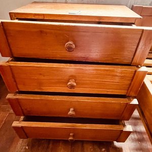 Mesa de Luz de Madera con 4 Cajones - imagen 4