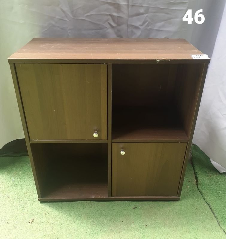 Mueble de madera con dos puertas y tres estantes