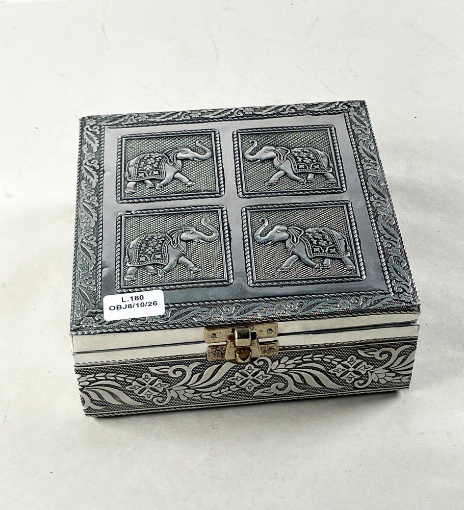 Cofre repujado en peltre motivo elefantes tapa abatible 15x15x6