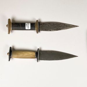 Estuche con Dos Puñales de Acero y Cabos de Guampa - imagen 3